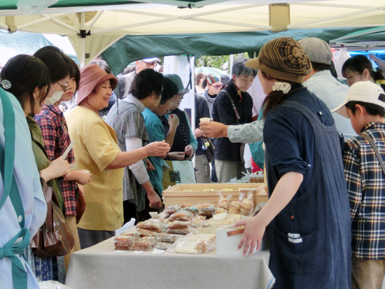 毎月8日のお楽しみ！薬師堂の手作り市に出かけよう