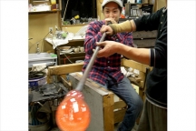 吹きガラスでオリジナルのグラス作りを体験しよう