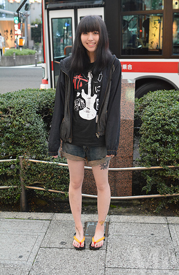 飲み会前に「アペロしよう！」　はらぺこさんは気軽に一口食べてから♪