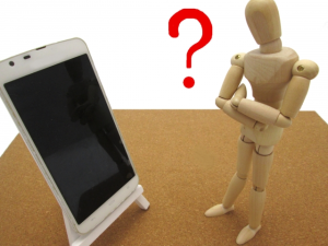 今すぐ使えるライフハック…意外なアレがスマホスタンドになる