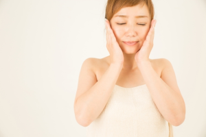 【夏の疲れをほぐす】自宅で簡単！首こり・肩こりに効くストレッチ