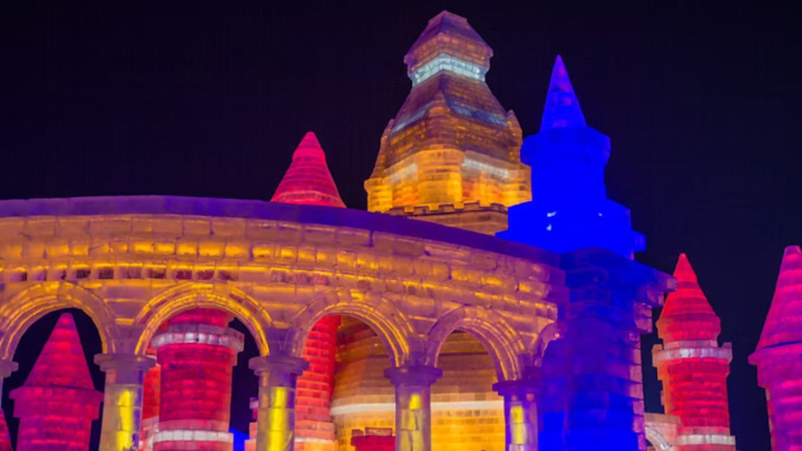 【冬の絶景✨】中国・ハルビンの氷祭りが開幕！幻想的な世界へ❄️