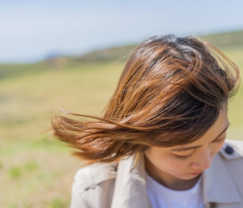 強風の日もおしゃれを楽しむ！髪型＆ファッション対策まとめ 💨✨
