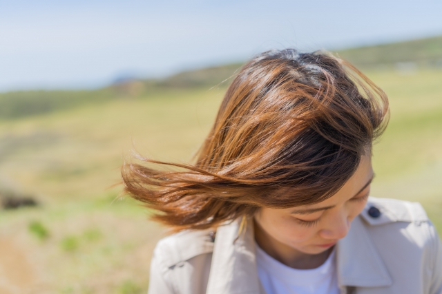 強風の日もおしゃれを楽しむ！髪型＆ファッション対策まとめ 💨✨